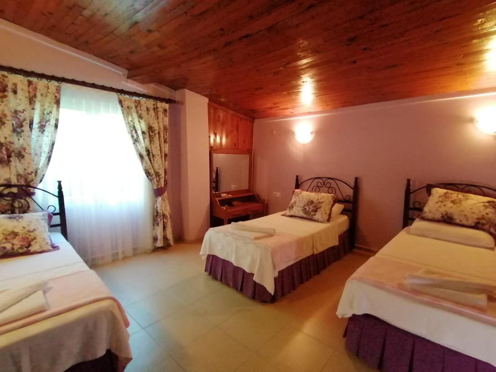 Maviev Otel Çeşme Bilik gambar