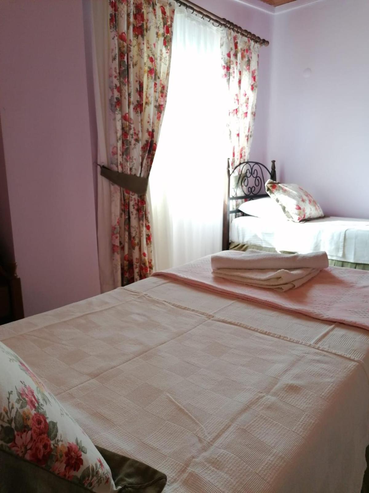 Maviev Otel Çeşme Bilik gambar