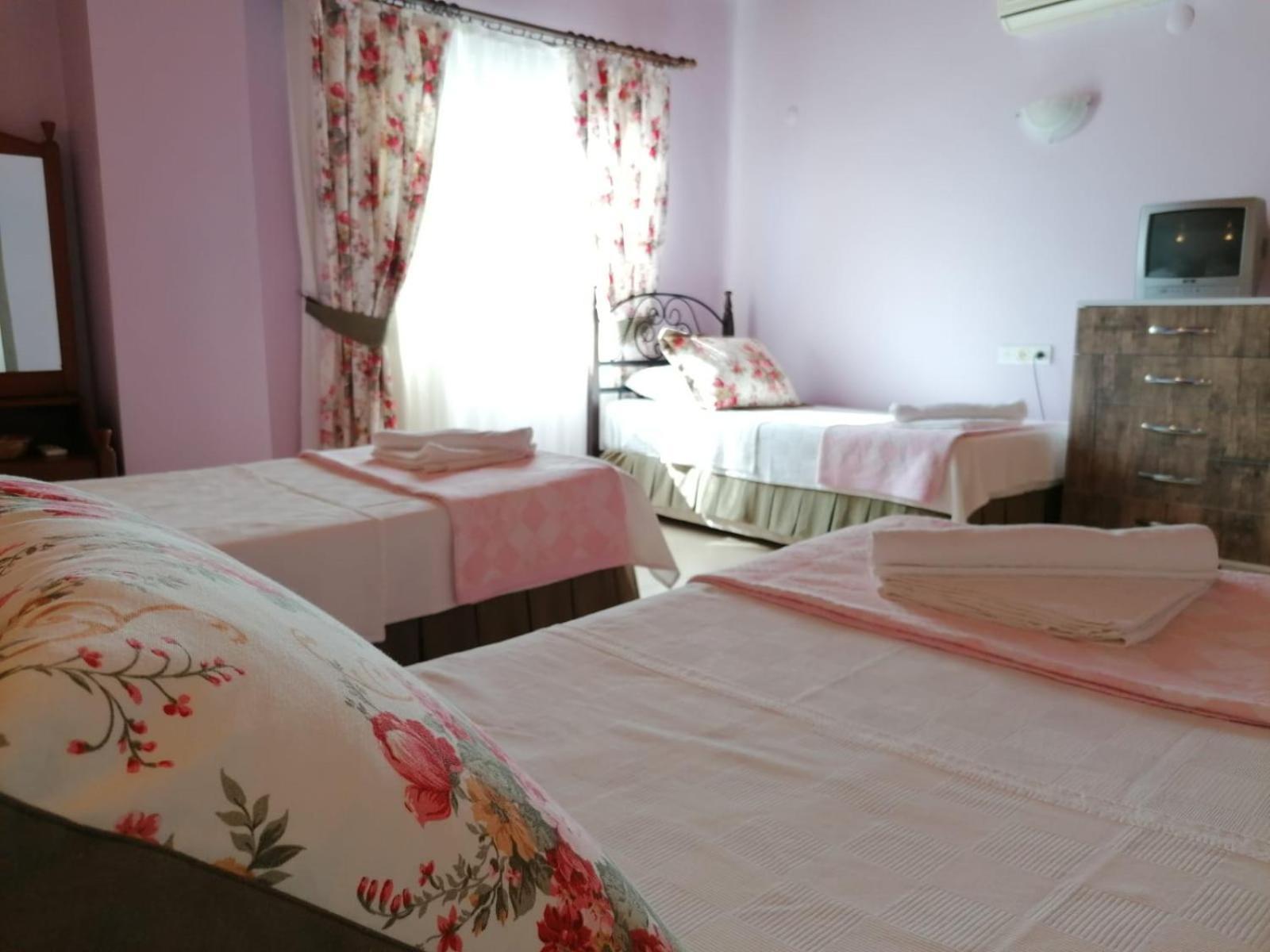 Maviev Otel Çeşme Bilik gambar